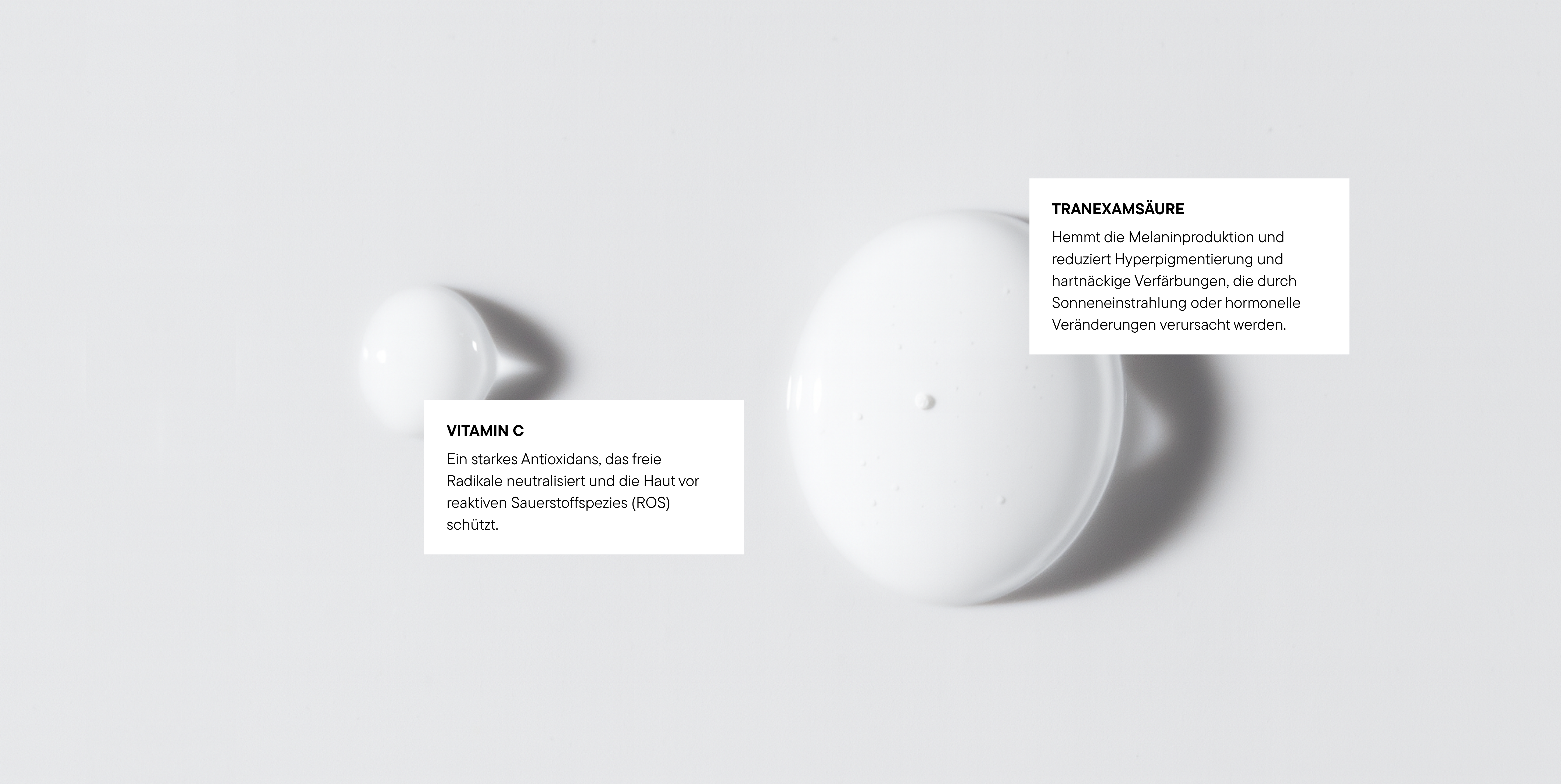 Tagesserum-Textur von Produkt Nr. 3 Teint-perfektionierendes Tagesserum der Hautpflegeroutine mit Beschriftungen zu den Hauptinhaltsstoffen Vitamin C und Tranexamsäure auf hellem Hintergrund.